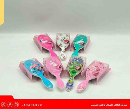 مشاطة شعر ملونة